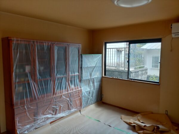 福岡市にてクロス張替え〈リビングの天井と内壁〉の施工前写真