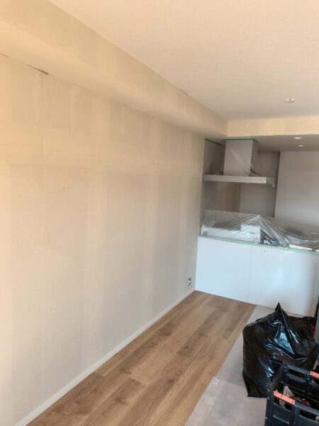 福岡市にて新築マンションのクロス張替え〈アクセントクロスの施工 