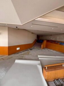 イベントホール改修に伴う床張り替え工事 シート設置