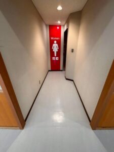 イベントホール改修に伴う床張り替え工事 シート設置 完工