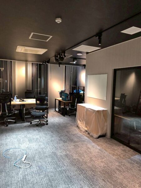 福岡市にて内装工事〈床・壁の張り替えオフィス改修工事〉の施工後写真