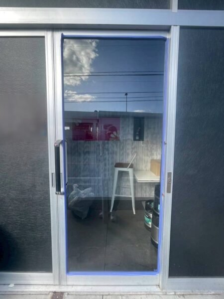太宰府市にてダイノックシート施工〈ガラス扉の目隠し加工〉の施工前写真