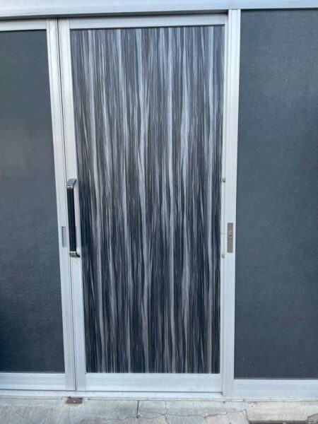 太宰府市にてダイノックシート施工〈ガラス扉の目隠し加工〉の施工後写真